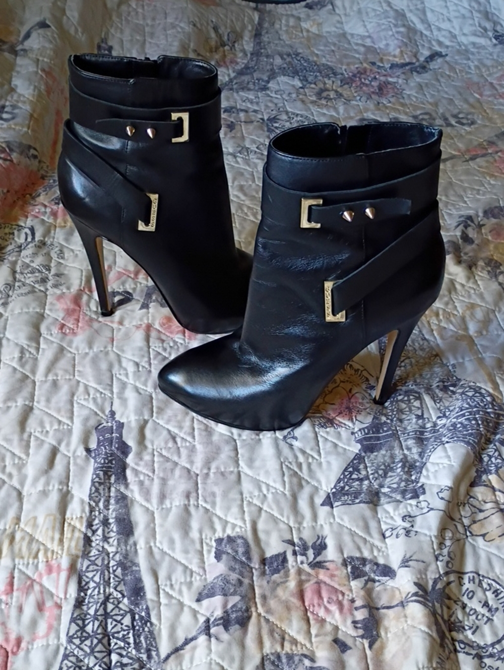 Guess Black Leather Pointed-Toe Ankle Boots with Gold Hardware Size 7.5